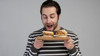뚱뚱해지기만 하는 것이 아니라, 빠른 식사는 남성의 생식력을 낮추는 위험이 있습니다.