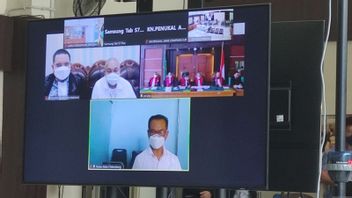 حاكم جنوب سومطرة السابق أليكس نوردين يعقد أول محاكمة لمزاعم الفساد بشراء الغاز الطبيعي في محكمة مقاطعة باليمبانج