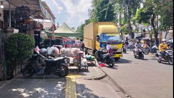 Trotoar untuk Pejalan Kaki di Kemayoran Berubah Jadi Lapak PKL dan Parkiran Mobil