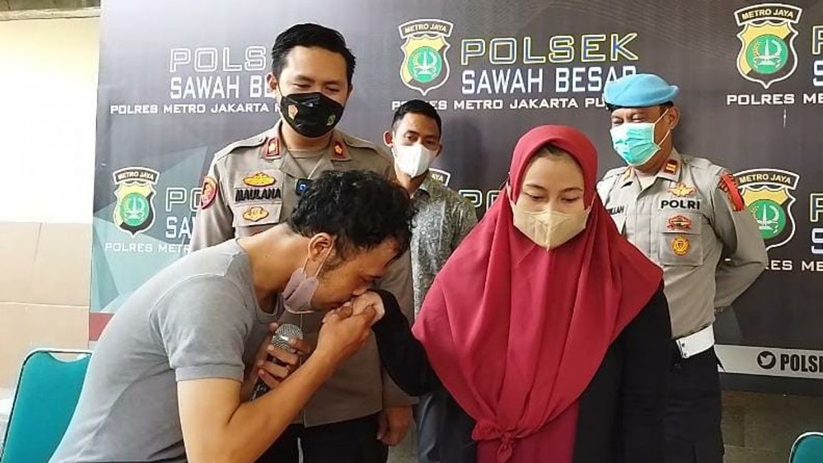 Feeling Guilty, PPSU Officer Who Claimed THR Money Was Stolen, Kisses Wife's Hand In Front Of The Police Chief
