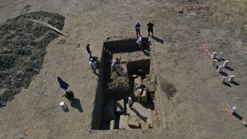 考古学家在古城镁内西亚发现宙斯神庙的入口门