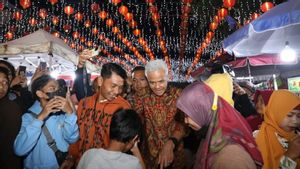 Kunjungi Kelenteng Tien Kok Sie Surakarta, Ganjar Pranowo: Saya Titip Jaga Kekompakan, Selamat Imlek