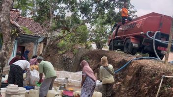 干ばつの影響を受けたバンジャルネガラの住民49,576人がBPBD支援のための1,115,900リットルのきれいな水を受け取る