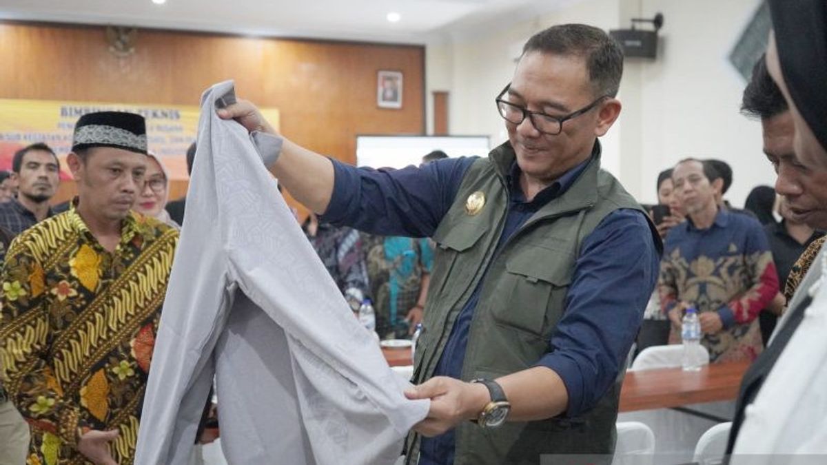 Acting Regent Of Bogor Asks All ASN To Use Uniforms From Local Products