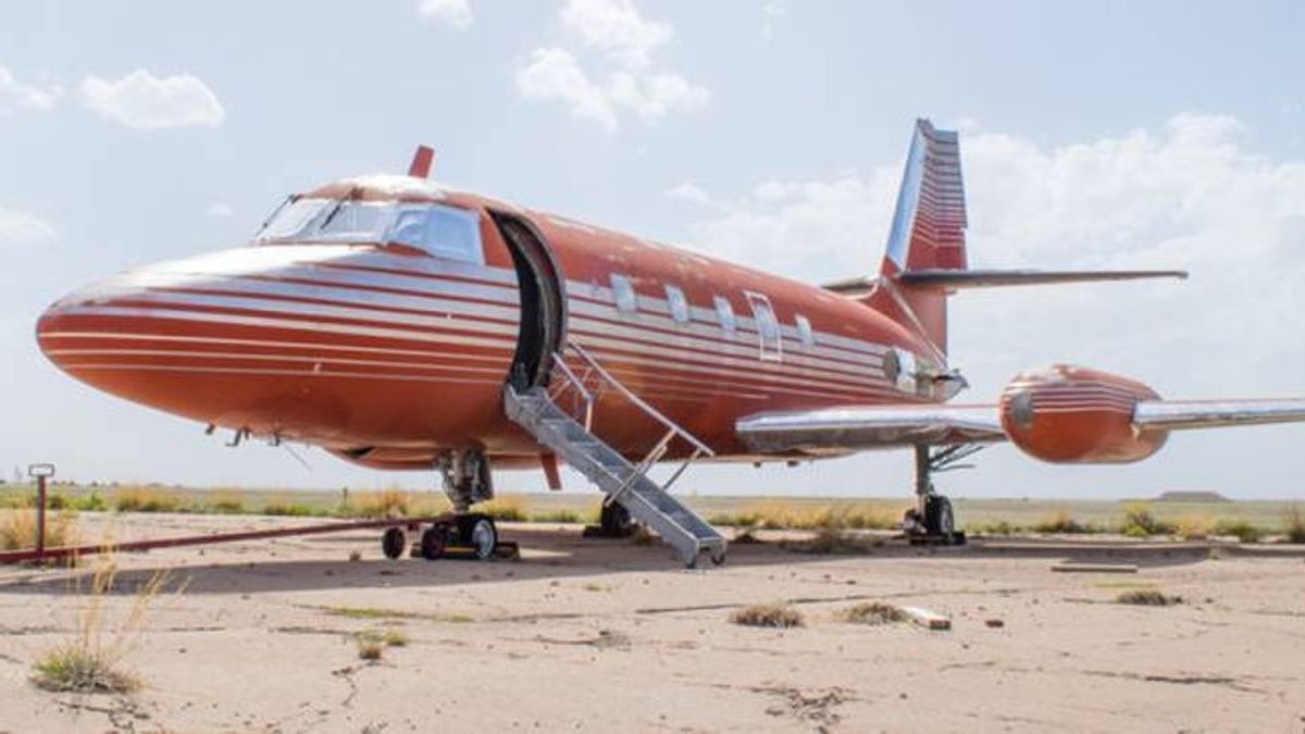 Are You An Elvis Presley Fan? Private Jet And His Guitar Will Be Auctioned In Los Angeles Here