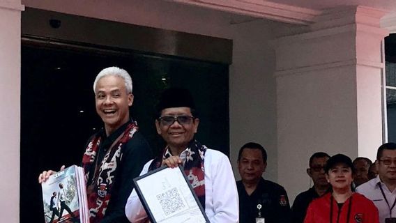 Baju Kemeja Putih Mahfud MD Jahitan 5 Tahun Lalu yang Akhirnya Terpakai