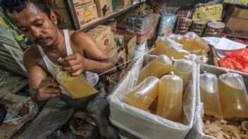 Bengkulu Provincial Government Distributes 8 Tons Of Cooking Oil To The Market