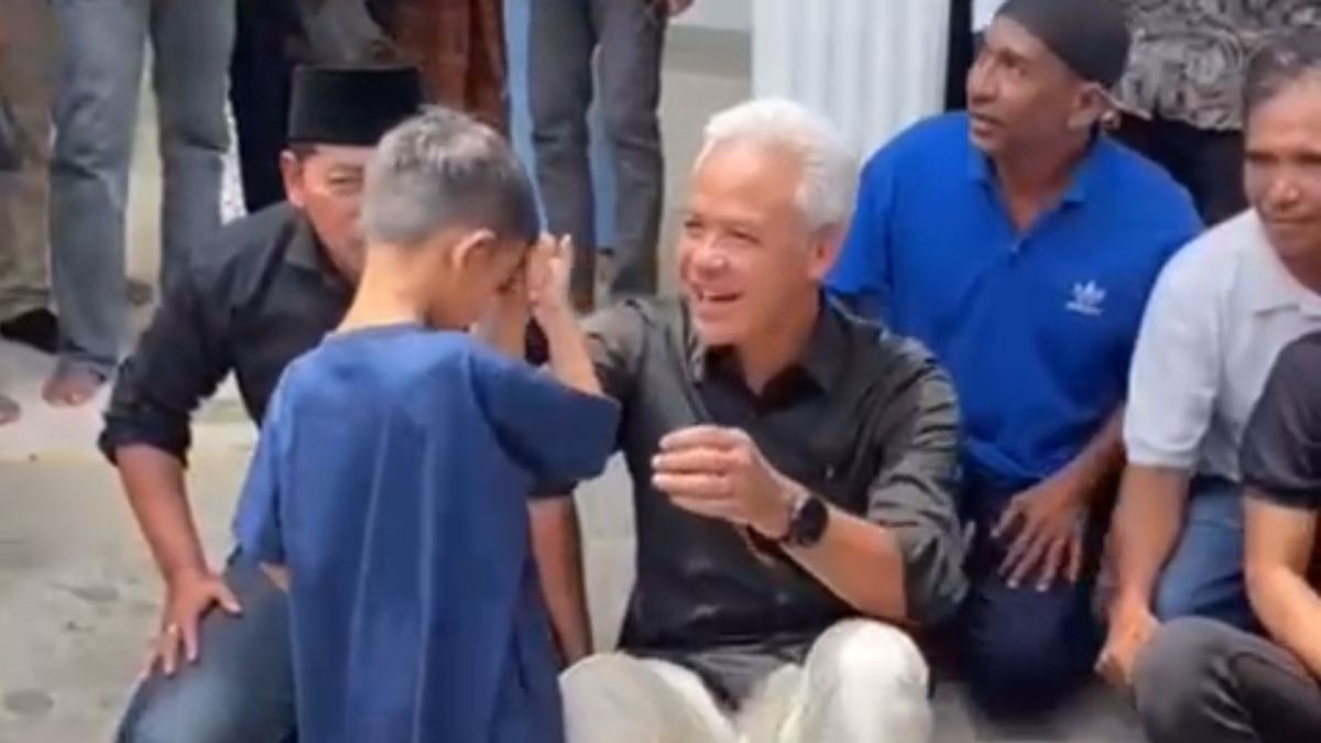 Ganjar Dihampiri Anak Kecil yang Ingin Jadi Presiden Usai Salat Jumat di Kupang