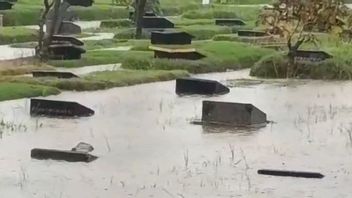 Cemetery in TPU Pondok Kelapa submerged in water due to flooding