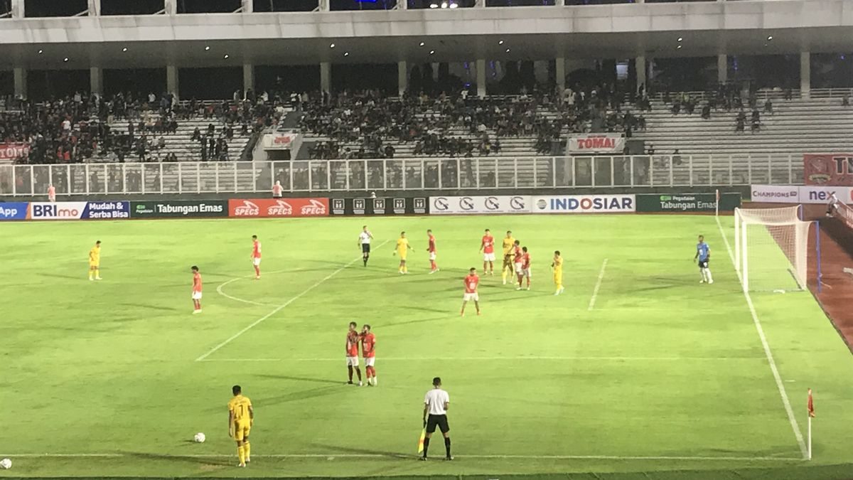 League 2 2023/2024 Leg 1 Semifinal Results: Final Minute Goal Saves Madura United From Defeat At Home