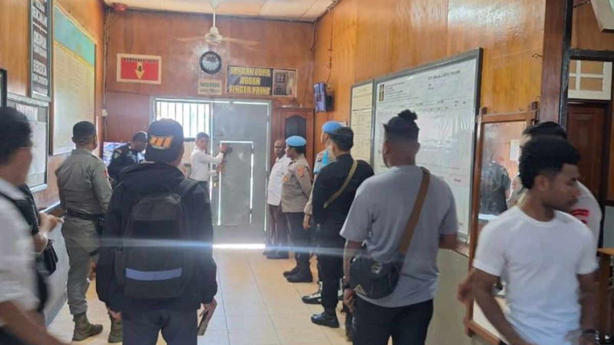 Polisi Kejar 15 Napi Lapas Nabire Kabur Panjat Tembok Pakai Tali Net Voli