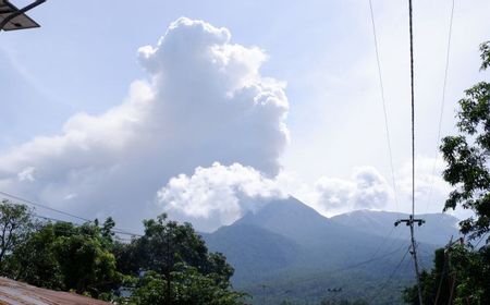 Gunung Lewotobi Laki-laki Erupsi Lontarkan Abu Setinggi 1.000 Meter