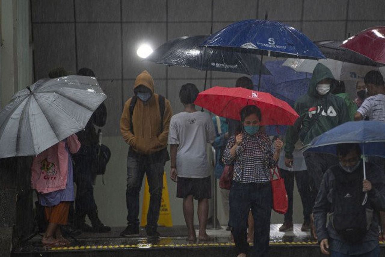ジャカルタの雨、浸水した道路の11セクション、21の近隣の洪水