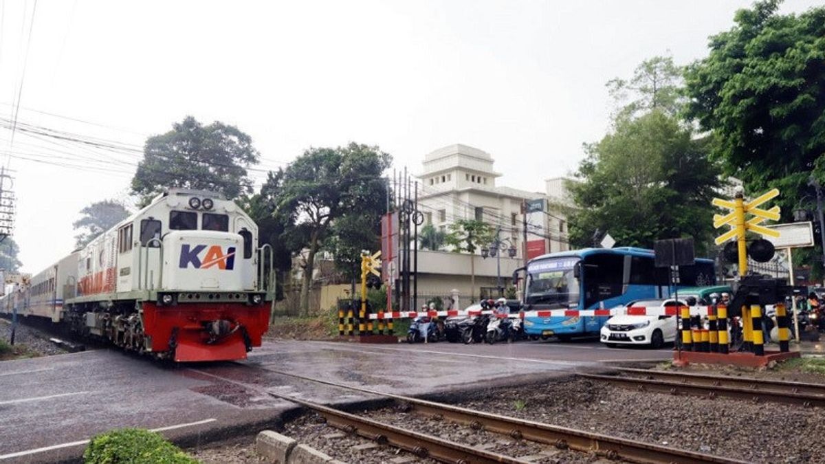 Anticipating Accidents, Transjakarta Places Officers At Train Crossings