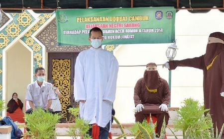 Langgar Qanun Aceh Lakukan Zina, BA dan TM Dihukum 100 Kali Cambuk di Halaman Masjid Agung Babussalam