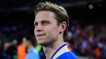Manchester United Continues To Pursue Barcelona Midfielder Frenkie De Jong, The Champions League Could Be A Stumbling Block