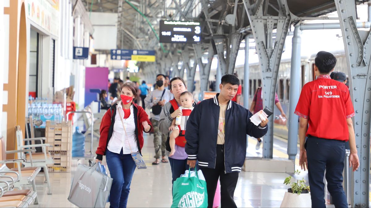 KAI Préparez la route jakarta - Banyuwangi départ de la gare du marché de Senen