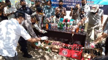 مداهمات قبل رمضان Satpol PP Mataram تدمر 617 زجاجة من المشروبات الكحولية