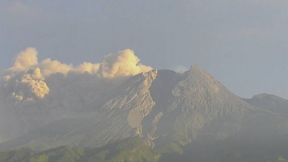 Hot Clouds Of Mount Merapi Glides For 3,000 Meters