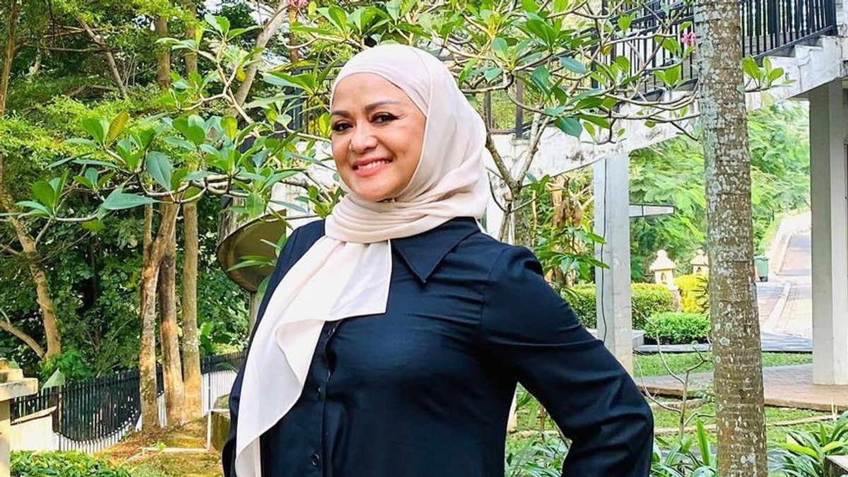 4 Foto Penampilan Terbaru Betharia Sonata dengan Hijab, Tampil Gaya Bak Anak Muda