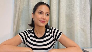 Potret Kasual Pevita Pearce Kenakan Pakaian Monokrom