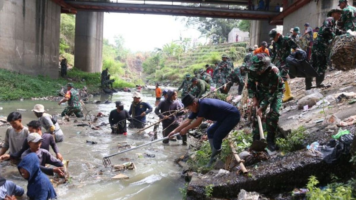 Wali Kota Serang Bersihkan Tumpukan Sampah di Aliran Sungai Cibanten