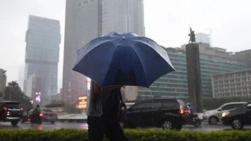 雅加达的雨水受到微塑料污染,卫生部长敦促居民戴口罩