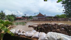 Warga Golantepus Kudus Gotong Royong Tangani Tanggul Sungai Jebol