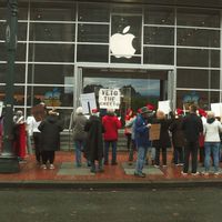 Protes Penghapusan Aplikasi ICEBlock Berlanjut, Pendemo Berkostum Santa Geruduk Apple Store Portland