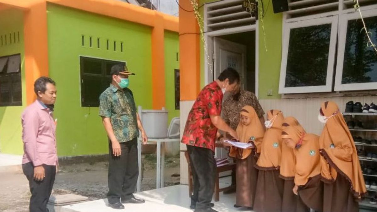 Disdik Kota Kediriが無料のスクールユニフォーム生地を配布