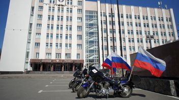 Nigeria Tahan Tukang Jahit Pembuat Bendera Rusia yang Dikibarkan Saat Demo Anti-pemerintah