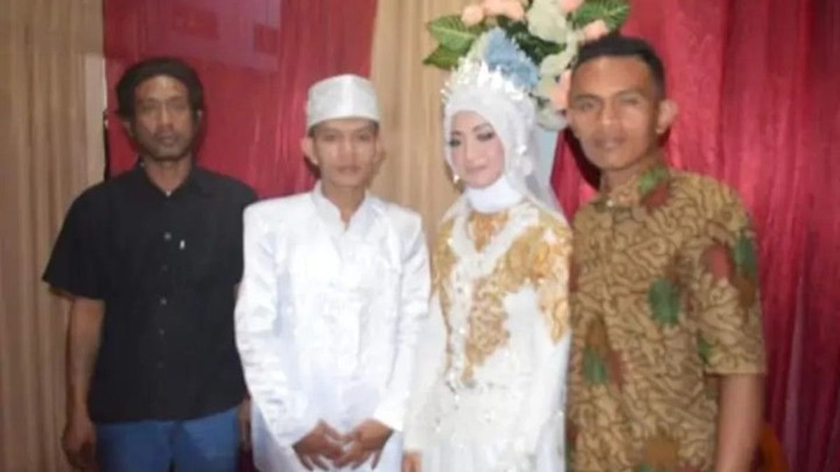 Tika Kartika Wanita's Husband Is Proposed At The Stadium To Disburse Evidence Of Marriage Certificates To Family Cards