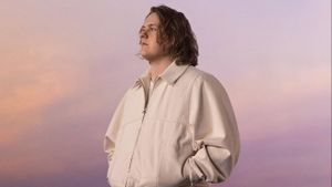 Setelah Tampil di Glastonbury, Lewis Capaldi Umumkan Jadwal Tur Baru