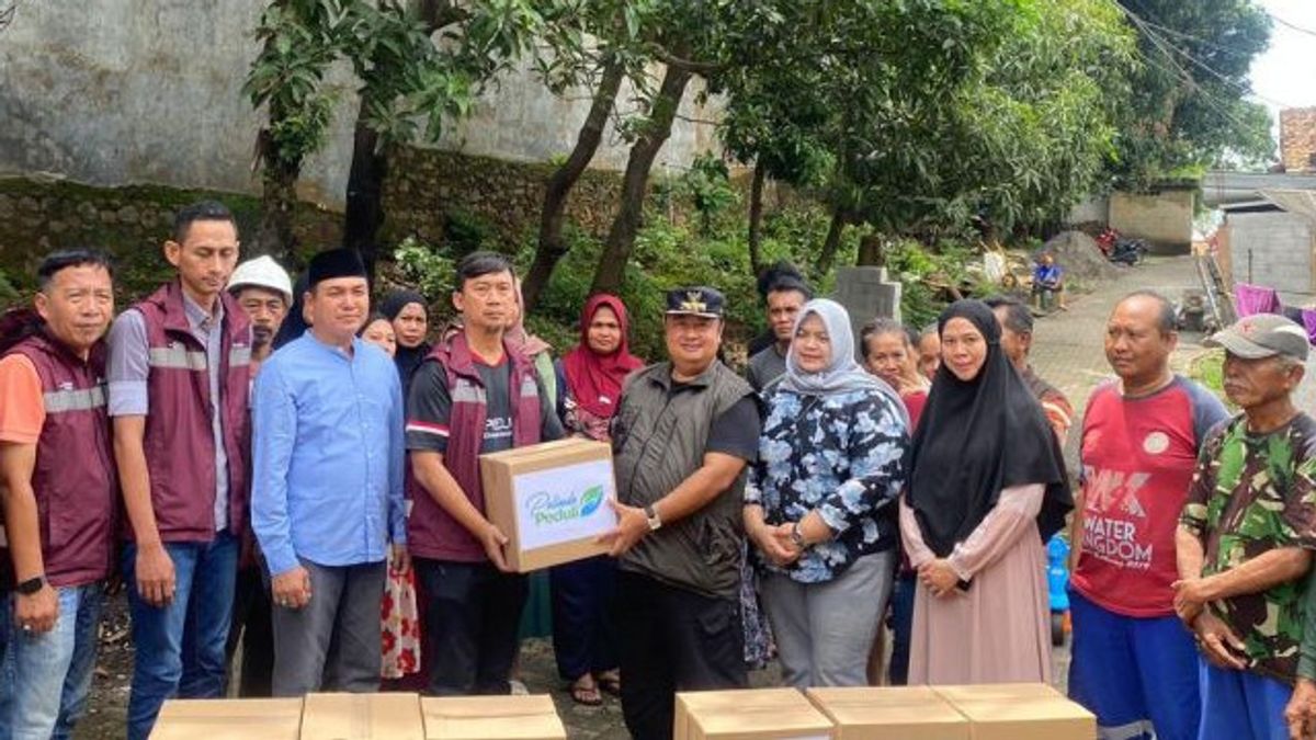 Aide aux habitants touchés par les inondations de Ciwandan, Pelindo distribue 500 paquets de sembako