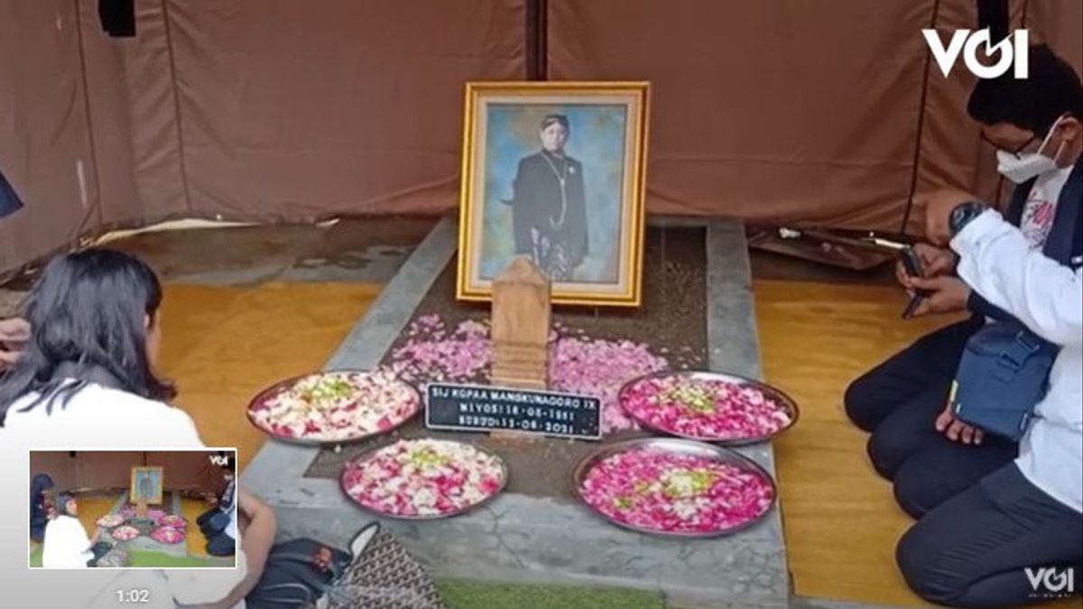 VIDÉO: Son Père Lui Manque, Menur Visite La Tombe De Mangkunegara IX à Astana Girilayu Partie 2
