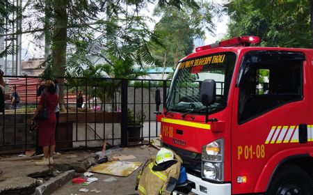 Museum Nasional Masih Keluarkan Asap, Petugas Pemadam Kebakaran Masih Lakukan Penyiraman Air