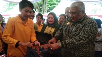 TNI指挥官安西卡·佩尔卡萨的妻子，对苏尔特拉的典型编织织物图案感到满意