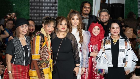 4 Indonesian Designers Show Off At NYIFW 2023 Introduce Nusantara Weaving
