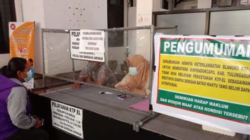 Printing Of E-KTP In Tulungagung Stops, Many Applicants Are Disappointed Because They Have Been Queuing For A Long Time