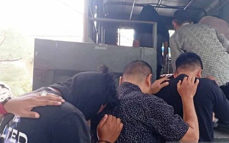 Diserahkan ke Wilayatul Hisbah Banda Aceh, 13 Pelaku Judi Online High Domino Diancam Cambuk 25 Kali