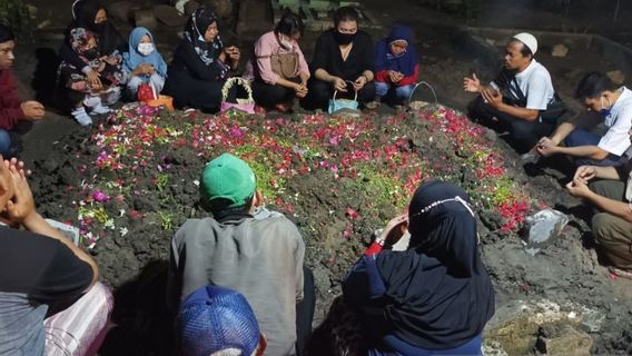 4 Bus Accident Victims Buried In One Grave