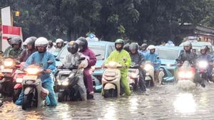 Genangan Setengah Meter Lumpuhkan Arus DI Panjaitan, 17 RT Jakarta Ikut Terendam
