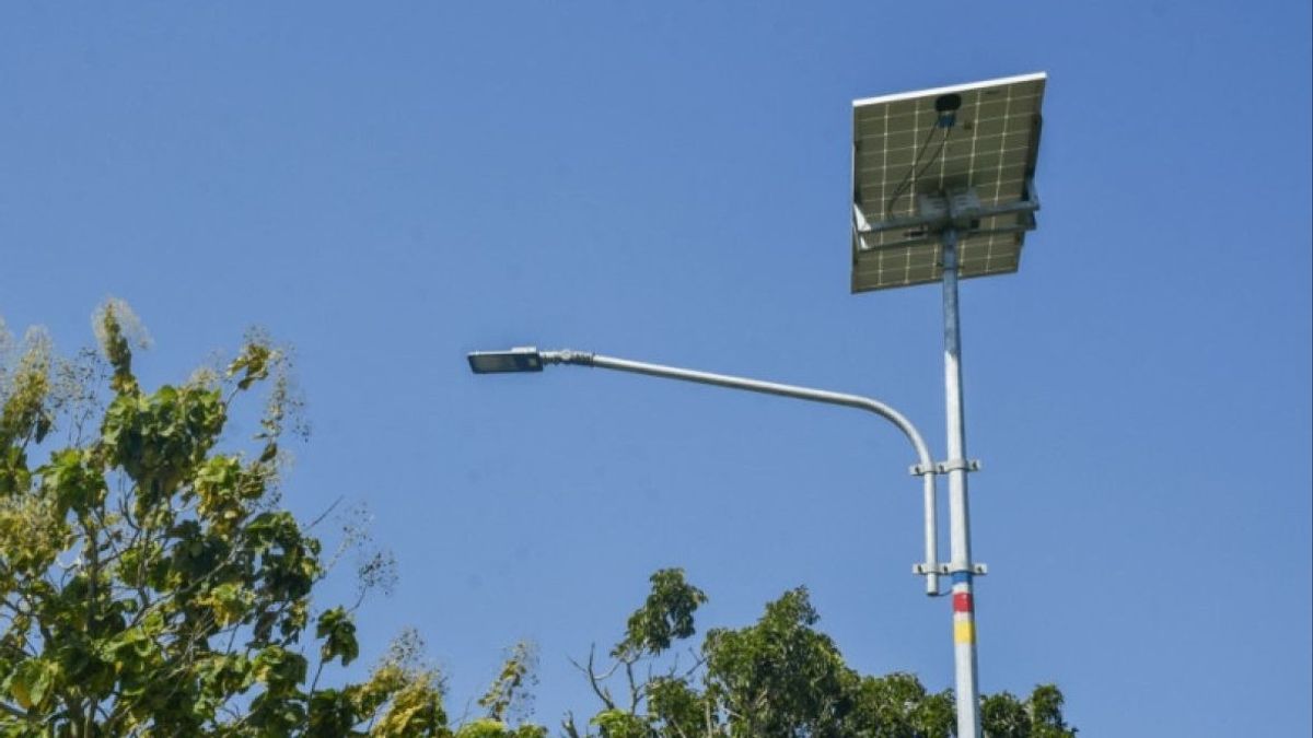 エネルギー鉱物資源省がチラキャップリージェンシーにソーラー街路灯を提示