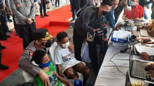 Kapolri Sigit Sapa Anak-anak Penerima Vaksin COVID-19 di Ambon, 'Semangat Ya, Semoga Sehat Selalu'