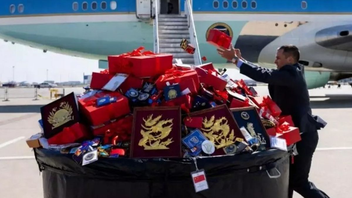 كأس من الشاي الساخن وأنقاض تحت درج طائرة الرئاسة الأمريكية