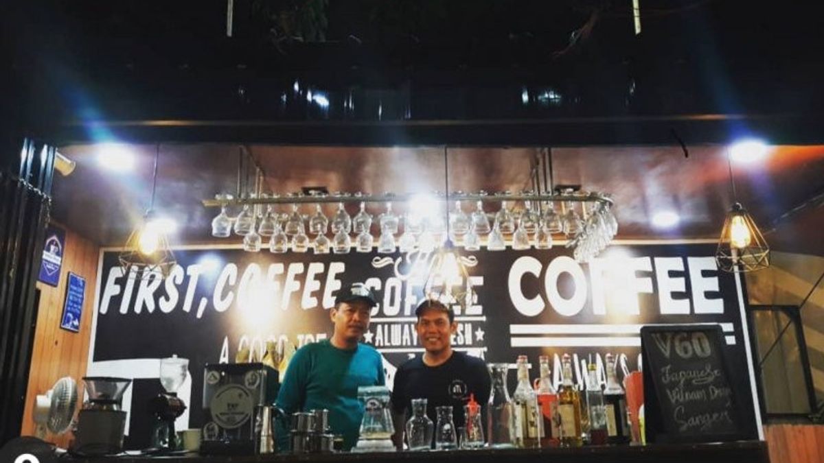棉兰的苏门答腊咖啡零售商在COVID-19大流行期间给予救济