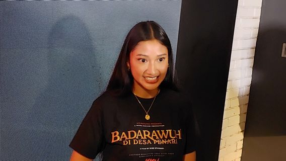 Claresta Taufan s’entraîne 4 heures pour jouer le rôle de danseuse dans le film Badarawuhi