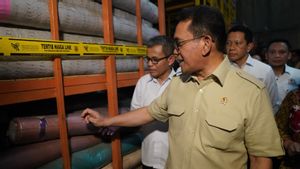 Minister Of Trade Exports Illegal Imported Cloth Rolls Worth IDR 90 Billion