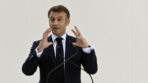 Presiden Prancis Macron Desak AS Revisi Keputusan Terkait Visa Palestina