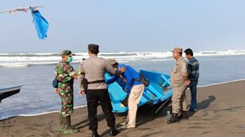 قارب ينقسم إلى قسمين ضربته الأمواج ، والعثور على صياد مفقود على شاطئ جايانتي ميتا
